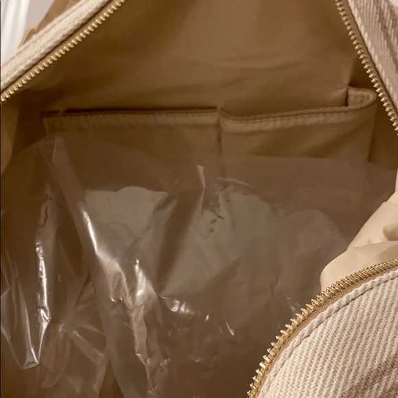 NWT Extremely Stylish Miztique Beige Weekender Bag - Picture 5 of 5